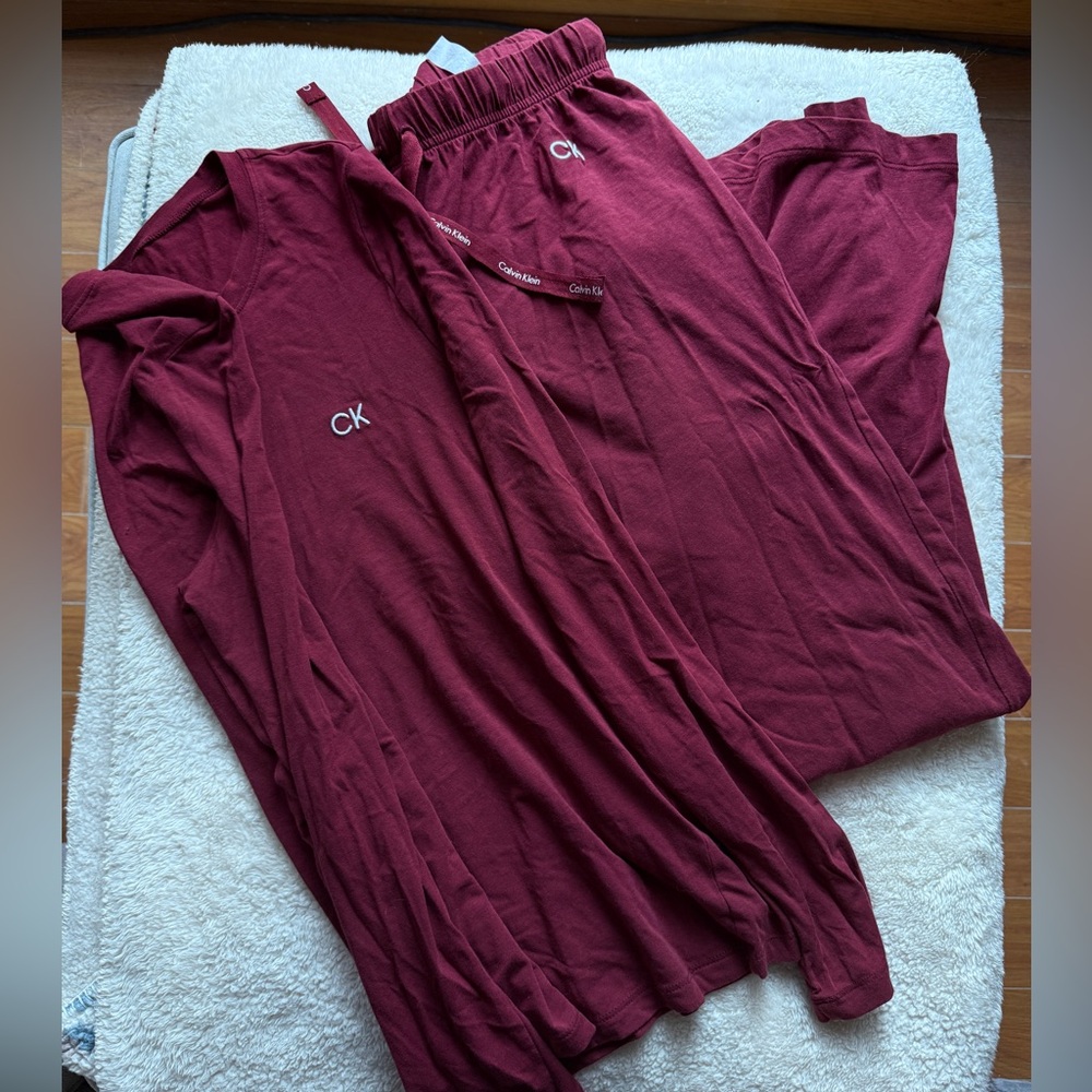 Calvin Klein women’s 2-piece long sleeve pyjama set - burgundy